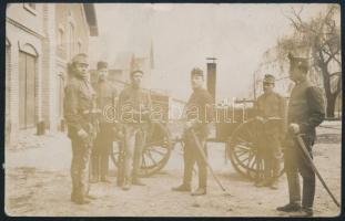 1913 Magyar katonák korai gulyáságyúval (tábori mozgókonyha), egy budapesti laktanya udvarán; fotólap, megírva, hátoldala kissé sérült, 14x9 cm