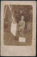1916 Magyar katonák címeres nemzeti lobogóval, I. világháborús fotólap, kissé koszos, 13,5x8,5 cm