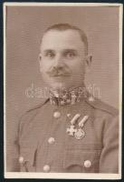 cca 1930-1940 Szekeres András katonatiszt, csendőr főtörzsőrmester portréja, kitüntetésekkel; fotó, a hátoldalon feliratozott, 8,5x5,5 cm