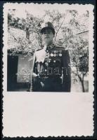 cca 1940 Horthy-korszak, fiatal katona kitüntetésekkel (közte Nagy Ezüst Vitézségi Érem és Tűzkereszt I. fokozata), fotó, 9x6 cm