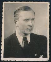1941 Fiatal férfi portréja, Erdélyért irredenta kitűző jelvénnyel; fotó, a hátoldalon feliratozott, ragasztásnyomokkal, 8,5x6,5 cm