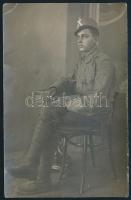1917 Abonyi (Brunswick) Géza nevesített katona műtermi portréja, sapkáján nemzetiszínű szalaggal; fotólap, a hátoldalon feliratozott, kis saroktöréssel, 14x9 cm