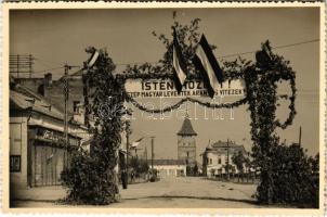 1940 Nagyszalonta, Salonta; bevonulás, Isten hozott szép magyar leventék, aranyos vitézek! feliratú díszkapu, drogéria / entry of the Hungarian troops, decorated gate, drugstore, drogerie. photo