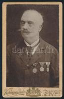cca 1900 Elegáns úr kitüntetésekkel, keményhátú fotó Kohlmann Sándor ungvári műterméből, 10,5×6,5 cm