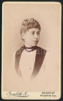 cca 1890 Női portré, keményhátú fotó Goszleth István budapesti műterméből, 10,5×6,5 cm