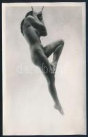 cca 1960 Kötélbe kapaszkodó akt, jelzetlen finoman erotikus fotó, 14×9 cm
