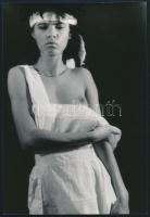 cca 1970 Vetkőzés, finoman erotikus fotó, 22×15 cm