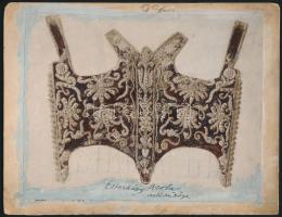 cca 1890 Esterházy Orsolya fűzőjéről készült kézzel retusált fotó, kartonra ragasztva, 17,5×21 cm