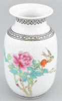 Famille Rose kínai váza, jelzett, kopásokkal, m: 13 cm
