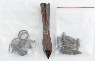 Római tárgyak: fém nyílhegyek, gombok, stb. + kovácsoltvas dárdahegy