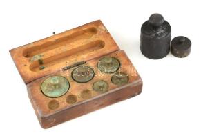 Salgótarjáni fém mérleg, 5kg-ig, tányérokkal, kopott, + súlyok h: 40cm