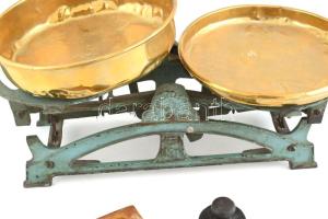 Salgótarjáni fém mérleg, 5kg-ig, tányérokkal, kopott, + súlyok h: 40cm