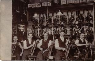 1907 Budapest, lószerszám és szíjgyártó műhely, belső munkásokkal. Szilágyi fényképész, photo (EK)