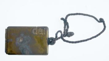 1918 Segesvári születésű tüzérhadnagy dögcédulája, tartó, betétlappal igazolásokkal. Réz. 3,5x5 cm