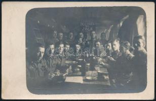 cca 1914-1918 K.u.K. 7. Armee E.K. (Ersatz-Kompanie) Eskimo osztag katonái barakkjukban, I. világháborús fotólap, 13,5x8,5 cm