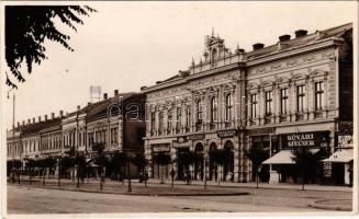 Békéscsaba, Fő tér, Stühmer csokoládé, Kővári és Szelner, Könyves T. Kálmán, Belenta Albert, Reisz Gyula és Zenith üzlete, Dohány nagy és különlegességi áruda, Lepény húscsarnok. Weinstock E. Nr. 1130.