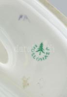 Hollóházi porcelán focista (Újpest), kézzel festett, jelzett, helyenként kopásokkal, m: 28 cm