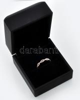Arany (Au) 14K rosegold fonott gyűrű gyémántokkal kirakva, 0,51 ct, méret: 53, bruttó: 2,41 g