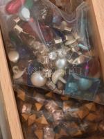 Sok 100 db csiszolt strassz és egyéb, dobozban, 20x31cm