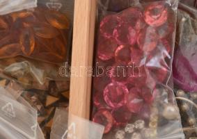 Sok 100 db csiszolt strassz és egyéb, dobozban, 20x31cm