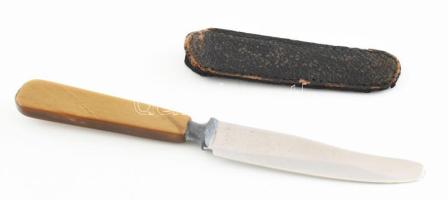 Kis levélbontó kés, bőr tokban, kopott, h: 12 cm