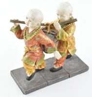 Hordót cipelő ázsiai szerzetesek, műanyag, XXI. sz., 23x11x25 cm