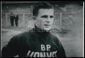 cca 1955 Puskás Ferenc (1927-2006) labdarúgó, az Aranycsapat kapitánya, 1 db mai nagyítás, 10x15 cm