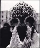cca 1982 Menesdorfer Lajos (1941-2005) budapesti fotóművész hagyatékából 1 db vintage fotó, a szerző által feliratozva, pecséttel jelzett, ezüst zselatinos fotópapíron, (találkozás a közeli jövővel), 23,6x19,7 cm