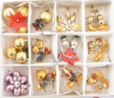 Régi 12 darabos karácsonyfadísz tétel, dobozban, kis hiányokkal, 8x8 cm és 5x5 cm közötti méretben