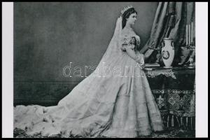 cca 1867 Erzsébet magyar királynő (1837-1898) koronázási ruhában, a néhai Lapkiadó Vállalat fotólaborjának archívumából 1 db mai nagyítás, 10x15 cm