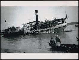 cca 1950 ,,Tahi hajó a Dunán, 2 db mai nagyítás Fekete György (1904-1990) budapesti fényképész hagyatékából, 17,7x24 cm és 10x15 cm