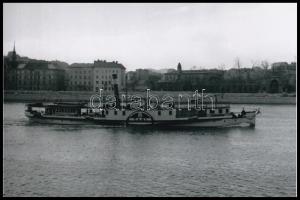 cca 1950 ,,Tahi" hajó a Dunán, 2 db mai nagyítás Fekete György (1904-1990) budapesti fényképész...