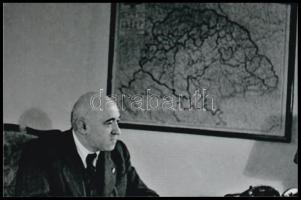 cca 1951 Rákosi Mátyás irodájában, Nagy-Magyarország térképe előtt, a néhai Lapkiadó Vállalat központi fotólaborjának archívumából 1 db mai nagyítás, 10x15 cm