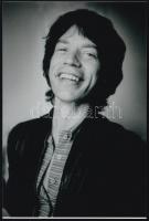 cca 1965 Mick Jagger angol énekes, zenész fiatal korában, a néhai Lapkiadó Vállalat központi fotólaborjának archívumából 1 db mai nagyítás, 15x10 cm