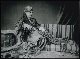cca 1880 A török hölgynek nagy pipája van, korabeli felvételről mai nagyítás, 17,7x24 cm