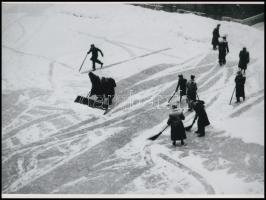 cca 1935 Hóeltakarítás és korcsolyázás Budapesten, 2 mai nagyítás, 17,7x24 cm