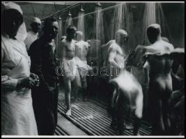 cca 1917 Sebesült katonák a zuhanyzóban ápolói felügyelet mellett, korabeli felvételről mai nagyítás, 17,7x24 cm