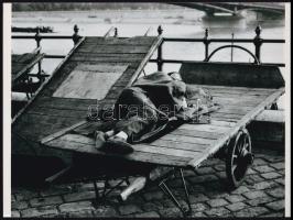 cca 1941 Budapest, Kotnyek Antal (1921-1990) budapesti fotóriporter hagyatékából 1 db mai nagyítás (A hordár déli pihenője), 17,7x24 cm