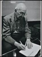 cca 1984 André Kertész (1894-1985) magyar, francia, amerikai fotóművész dedikál a FŐFOTÓ Váci utcai Fotógalériájában, ahol kiállítást és könyvbemutatót szerveztek számára, 1 db mai nagyítás, 24x17,7 cm