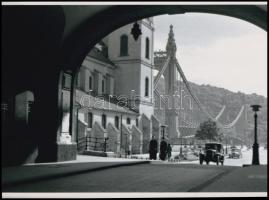 cca 1935 Budapest, Erzsébet híd és automobilok, Danassy Károly (1904-1996) budapesti fotóművész hagyatékából 1 db mai nagyítás, 17,7x24 cm