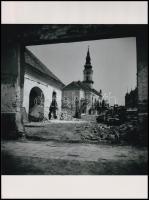 cca 1968 Kecskemét régi belvárosának bontása, Vincze János (1922-1999) kecskeméti fotóművész hagyatékából 1 db mai nagyítás, 17,7x24 cm