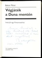 Bokor Péter: Végjáték a Duna mentén. Interjúk egy filmsorozathoz. A szerző, Bokor Péter (1924-t, 2014) filmrendező, író, történész, dramaturg által Major Anna (1932-2021) dramaturg,a Szabó - család dramaturgja részére DEDIKÁLT példány. Bp., 1982., RTV-Minerva-Kossuth. Kiadói kartonált papírkötés.