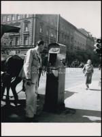 cca 1960 Taxi állomás, ,,A benzin elfogyott, kétlovas hintóval megfelel? 1 db mai nagyítás Kotnyek Antal (1921-1990) budapesti fotóriporter hagyatékából, 24x17,7 cm