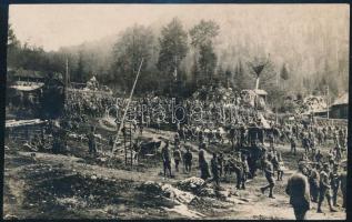 1917.VIII.22. Mozgalmas tábori életkép a cs. és kir. 105. gyalogezred (K.u.K. Infanterie-Regiment 105.) táborából a Keleti-Kárpátokban (Erdély, Hagymás-hegység, Békás-szoros közelében), I. világháborús fotólap, a hátoldalon feliratozva, 13,5x8,5 cm
