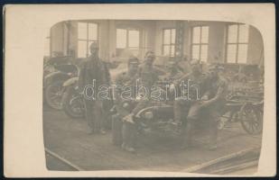 cca 1914-1918 Magyar katonák automobilgyárban, I. világháborús fotólap, 13,5x9 cm