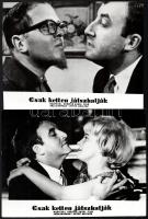 1962 ,,Csak ketten játszhatják című angol film jelenetei és szereplői (főszerepben Peter Sellers), 13 db vintage produkciós filmfotó, ezüst zselatinos fotópapíron, a használatból eredő (esetleges) kisebb hibákkal, 18x24 cm