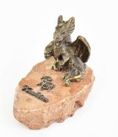 Krakkói emlék, sárkány, vörösmárvány alapon bronz, m: 6,5 cm
