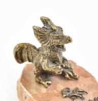 Krakkói emlék, sárkány, vörösmárvány alapon bronz, m: 6,5 cm