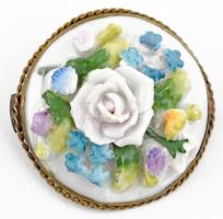 Plasztikus virágokkal díszített porcelán bross. Kézzel festett, jelzés nélkül, d: 43 mm. Régi francia parfümös karton dobozban (Lenthéric Lotus DOr, cca 1920-1930).