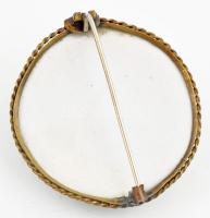 Plasztikus virágokkal díszített porcelán bross. Kézzel festett, jelzés nélkül, d: 43 mm. Régi franci...